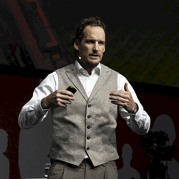 Měsíc před MS bez kouče. Švýcaři vyhodili Fischera, svaz vzkázal: Nedodržel hodnoty