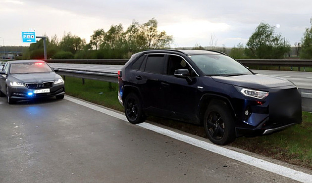 Automobil ukradený v Rakousku (vpravo), který zastavili policisté na dálnici D1...