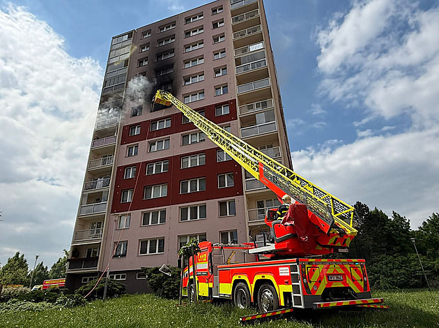 V Ostravě vybuchl a hoří panelový dům. Deset lidí zraněných, zemřel pes