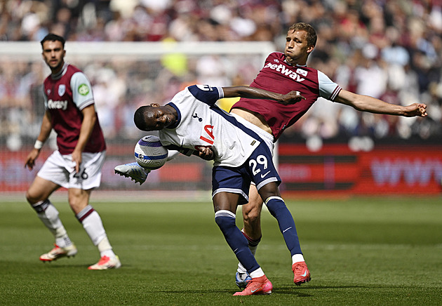 West Ham remizoval se Spurs, United padli. Chelsea porazila Liverpool