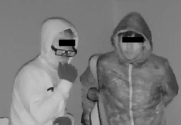 Policisté hledají dva mue, kteí byli v dob krádee v pekaství.