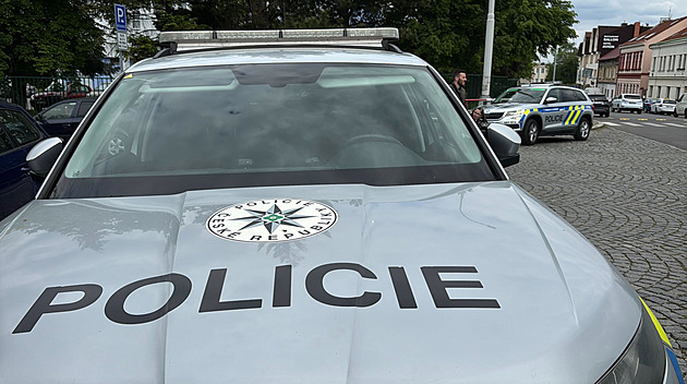 Policie zasahuje na filozofické fakultě v Praze, odvezla dva podezřelé