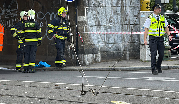 Kamion strhl troleje na Výtoni. Jel, kde neměl, odklonil čtyři tramvajové linky