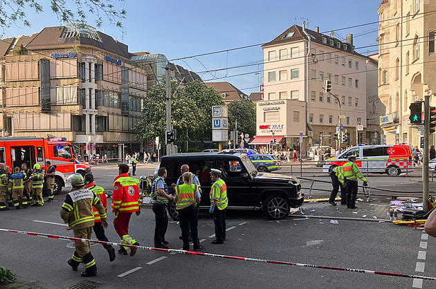Auto ve Stuttgartu najelo do lidí, na místě jsou zranění