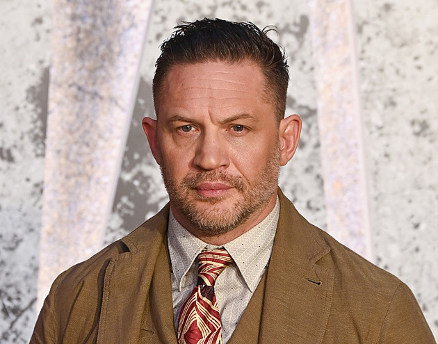 Operovaná kolena, vyhřezlá ploténka. Tom Hardy popsal své zdravotní problémy