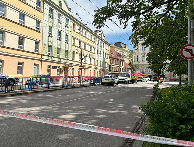 V centru Českých Budějovic uniká plyn, evakuace postihla i školu a polikliniku