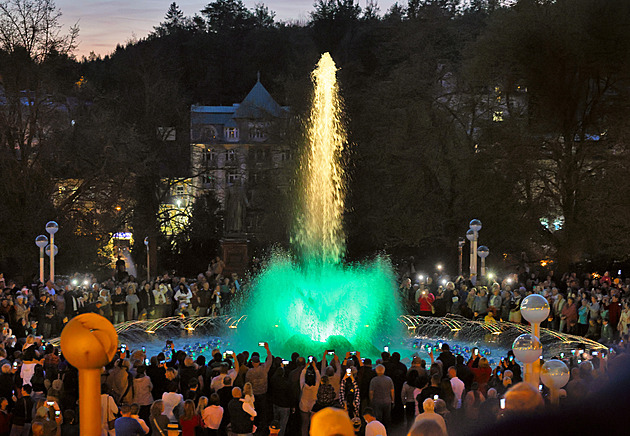 Fontána v Mariánských Lázních po dkladné rekonstrukci za obrovského zájmu...