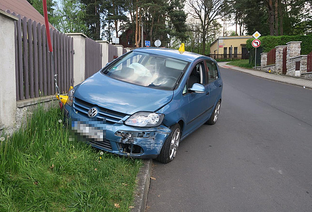 Řidič otloukl auto o ploty domů v celé ulici, nadýchal téměř 4 promile