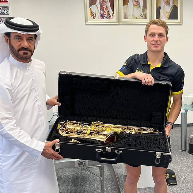 Saxofon s vyrytým vnováním daroval prezidentovi FIA Mohammedu Ben Sulayemovi...