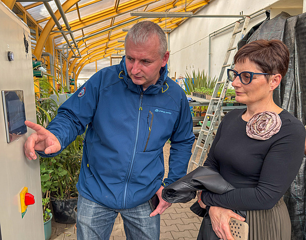 Pavel Horák ze spolenosti Vodakva a vedoucí zahradnického úseku Monika...