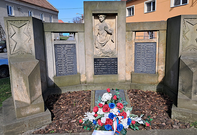 Pomník obtem nacistické okupace v Kokorech na Perovsku se jménem Rostislava...