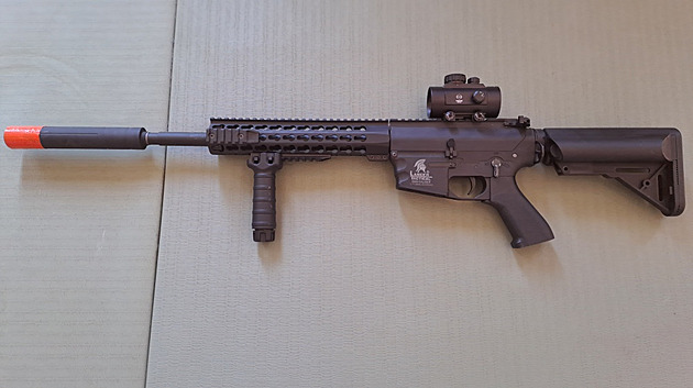 Student si pinesl na poslední zvonní airsoftovou puku, noením na veejnosti...