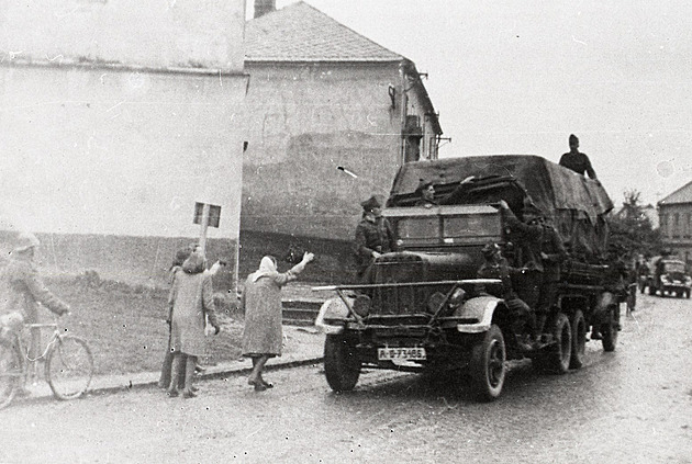 Obané Tlumaova vítají rumunskou armádu 6. kvtna 1945.