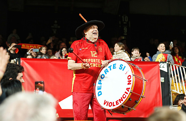 Zemřel legendární Manolo, fotbalový fanoušek v čapce a s bubnem