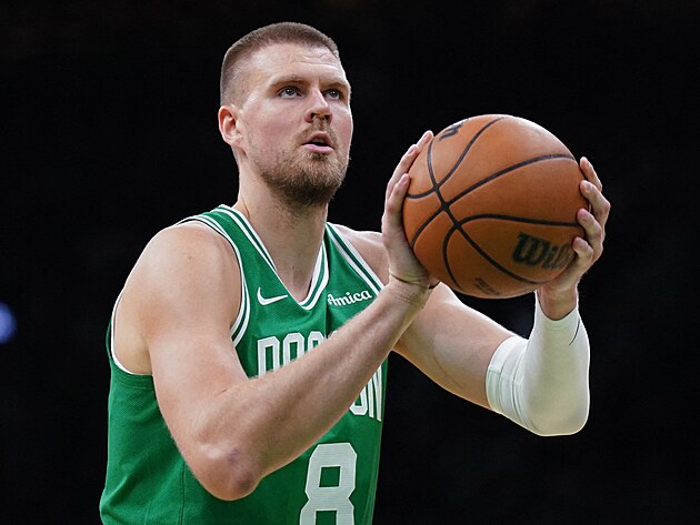 Kristaps Porzingis z Boston Celtics p�i trestn�m hodu.