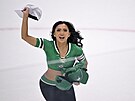 Ice girl uklízí epice po hattricku Mikko Rantanena.