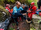 Trojice potp zdolv dosud nepokoenou trasu esti jeskynmi v Moravskm...