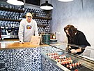 Interir brnnsk kavrny Cukrov nebe. Vlastn ji Iva Spasiukov s Jaroslavem...