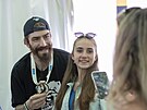 Peter Mueller z Komety Brno na autogramid s fanouky po mistrovsk sezon....