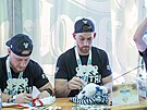 Hokejist Komety Brno (zleva) Adam Zboil a Rhett Holland na autogramid s...