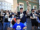 Trenr hokejist Komety Brno Kamil Pokorn slav s fanouky na Zelnm trhu...