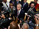 Lídr strany Reform UK Nigel Farage po oznámení tsných výsledk v místních...