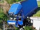 Kamion v pondl rno sjel z dlnice na Kolnsku a zastavil na okraji pkopu...