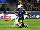 Akce barcelonského obránce Paua Cubarsiho na kapitána Interu Lautara Martineze,...