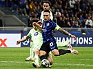 Akce barcelonského obránce Paua Cubarsiho na kapitána Interu Lautara Martineze,...