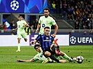 Akce barcelonského obránce Paua Cubarsiho na kapitána Interu Lautara Martineze,...