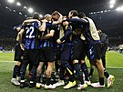 Hrái Interu slaví vedení 2:0 nad Barcelonou.