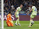 Dani Olmo (uprosted) slaví s Ericem Garciou druhý gól Barcelony pímo ped...