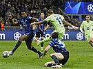 Raphinha pekonává obranu Interu a zaizuje tetí gól Barcelony.