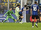 Obránce Interu Francesco Acerbi i pes bránní Ronalda Arauja posílá mí za...