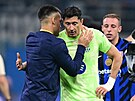 Robert Lewandowski gratuluje k výhe Lautaru Martinezovi.