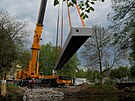 Stavbai poloili pes eku nov most, nahrad starou lvku