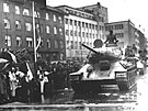 Tanky T-34 na Prokeov nmst po osvobozen Ostravy ped osmdesti lety