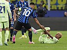 Lautaro Martínez pomáhá z trávníku Lamine Yamalovi.