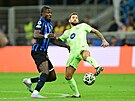 Marcus Thuram z Interu v souboji s Inigem Martínezem.