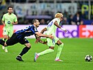 Henrikh Mkhitaryan nahání Lamine Yamala.