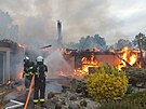 V ernm Dubu shoel rodinn dm. Ohe likvidovaly profesionln i dobrovoln...
