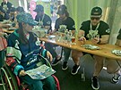 Vtzov hokejov extraligy z brnnsk Komety se podepisuj fanoukm v...