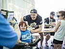 Vtzov hokejov extraligy z brnnsk Komety se podepisuj fanoukm v...