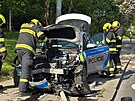 Policist mli pi vjezdu k udlosti dopravn nehodu v ulici Plzesk. (1....