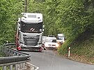 Prjezd zkmi zatkami u Vranov Lhoty je pro kamiony opravdu tsn a...