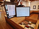 Vedouc muzea Fojtstv v Kopivnici Ondej alek ukazuje panely se vzory...