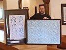 Vedouc muzea Fojtstv v Kopivnici Ondej alek ukazuje panely se vzory...