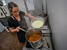 Vladimra Novotn pipravuje karamel pro karamelovou zmrzlinu.