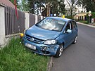 Opil idi otloukl sv auto o ploty dom po obou stranch ulice v Dalovicch.