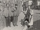 Povstalec se zajatmi nmeckmi vojky v civilnch atech